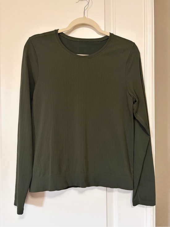 Athleta Tops - 🤎🏃🏽‍♀️Athleta Olive Crewneck Lightweight Athletic wear L/S Top🧘🏽‍♀️🤎